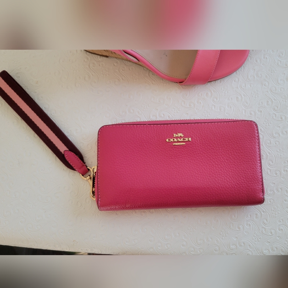 Coach Pink Accodian Wallet Wristlet - Picture 2 of 16